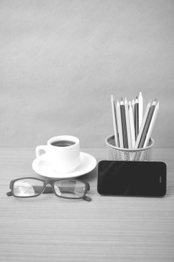 kahve, telefon, gözlük ve kalem