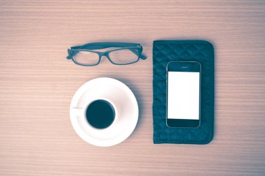 kahve, telefon, gözlük ve m-cüzdan