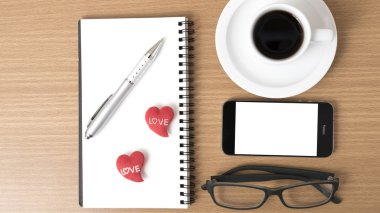 kahve, telefon, gözlük, not defteri ve kalp