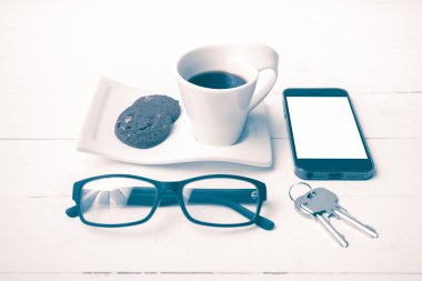 tanımlama bilgisi, telefon, gözlük ve anahtar vintage tarzı ile kahve fincanı