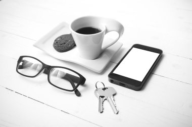 tanımlama bilgisi, telefon, gözlük ve anahtar siyah ve beyaz ile kahve fincanı 