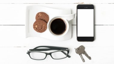 kahve fincanı ile tanımlama bilgisi, telefon, gözlük ve anahtar