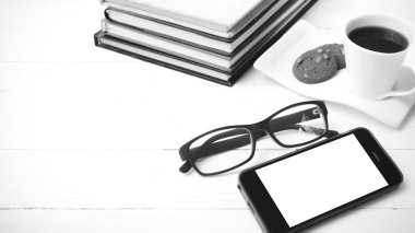 tanımlama bilgisi, telefon, kitap ve gözlük siyah yığını ile kahve fincanı 