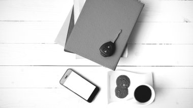 Kahve Kupası ile tanımlama bilgisi, telefon, araba anahtarı ve yığın kitap siyah ve 