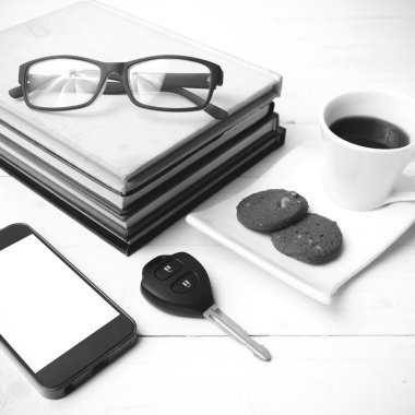 tanımlama bilgisi, telefon, kitap ve araba anahtarı siyah yığını ile kahve fincanı ve