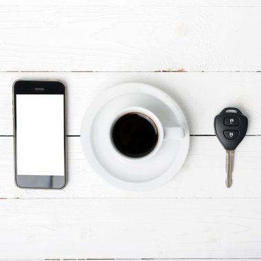 kahve fincanı ile telefon ve araba anahtar