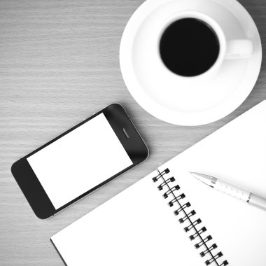 kahve fincanı ve telefon ve not defteri