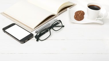 kahve fincanı ile tanımlama bilgisi, telefon, defter ve gözlük