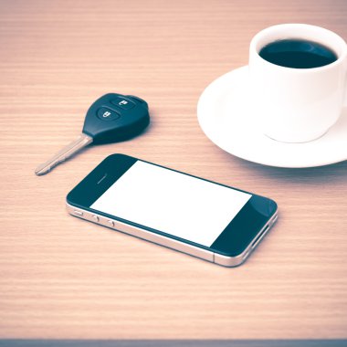 Kahve Kupası ve telefon ve araba anahtar