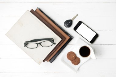 tanımlama bilgisi, telefon, kitap ve araba anahtar yığını ile kahve fincanı 