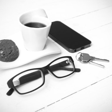 tanımlama bilgisi, telefon, gözlük ve anahtar siyah ve beyaz ile kahve fincanı 