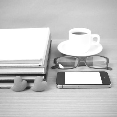 kahve, telefon, gözlük, kitap ve kalp yığını
