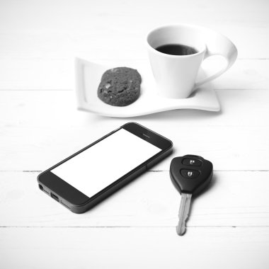tanımlama bilgisi, telefon ve araba anahtarı siyah ve beyaz renk ile kahve fincanı