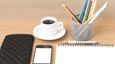 kahve, telefon, gözlük, not defteri, m-cüzdan ve renk kalem