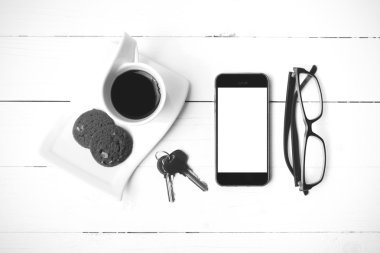 tanımlama bilgisi, telefon, gözlük ve anahtar siyah ve beyaz ile kahve fincanı 