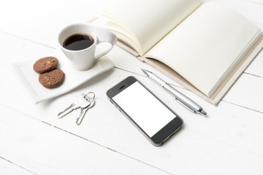 kahve fincanı ile tanımlama bilgisi, telefon, defter ve anahtar