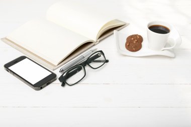 kahve fincanı ile tanımlama bilgisi, telefon, defter ve gözlük