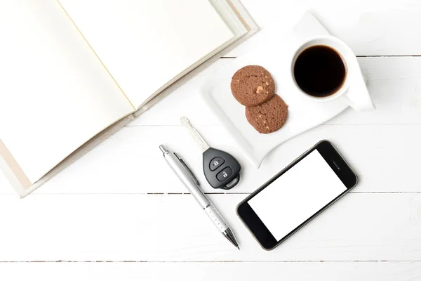 Xícara de café com biscoito, telefone, chave aberta do notebook e carro — Fotografia de Stock