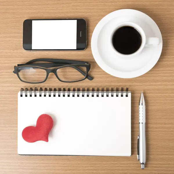 Kávéfőző, telefon, szemüvegek, Jegyzettömb, szív — Stock Fotó