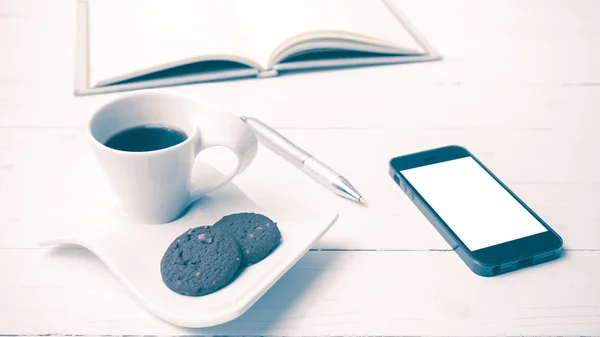 Xícara de café com biscoito, telefone com estilo vintage, caderno e caneta — Fotografia de Stock