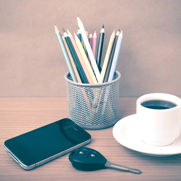Café, telefone, chave do carro e lápis — Fotografia de Stock