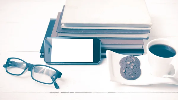 Xícara de café com biscoito, telefone de pilha de livro e óculos png — Fotografia de Stock