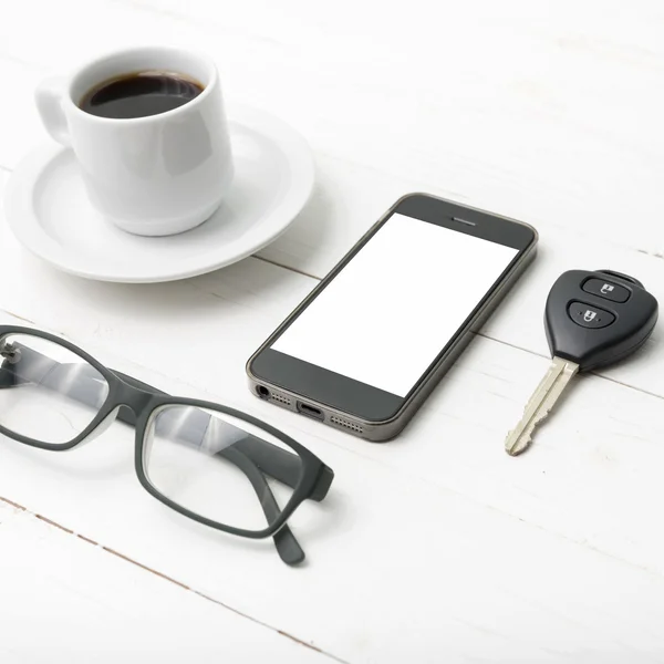 전화, 안경, 자동차 키와 커피 컵 — 스톡 사진