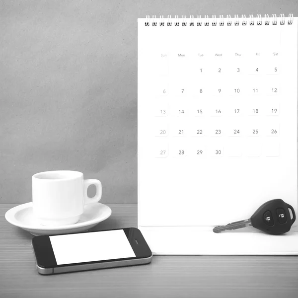 Café, telefone, chave do carro e calendário — Fotografia de Stock