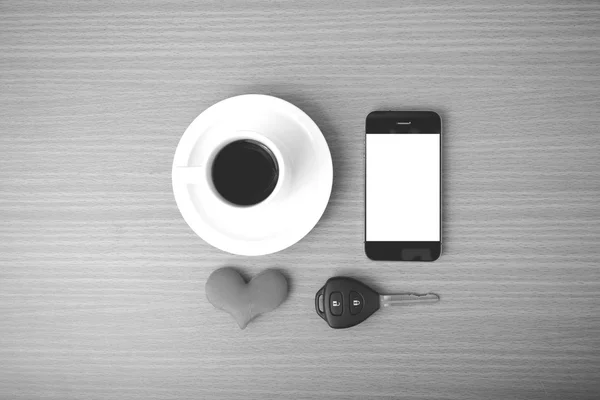 コーヒーの携帯電話の車のキーと心 — ストック写真