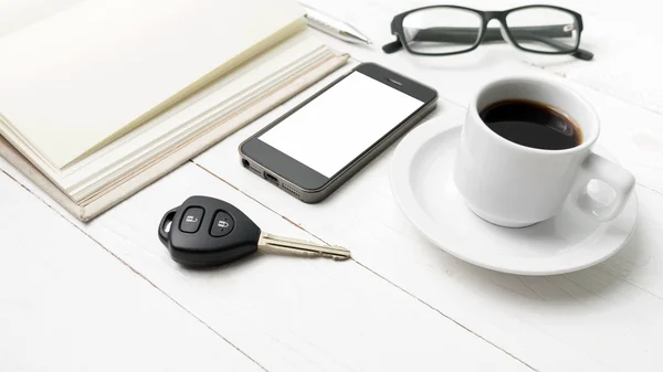 전화, 자동차 열쇠, 안경 및 오픈 노트북 커피 컵 — 스톡 사진