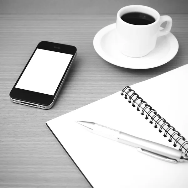 Чашка кави, телефон і блокнот — стокове фото
