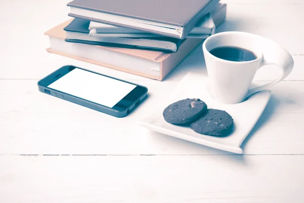 Tazza di caffè con biscotto, telefono e pila di libro in stile vintage — Foto Stock