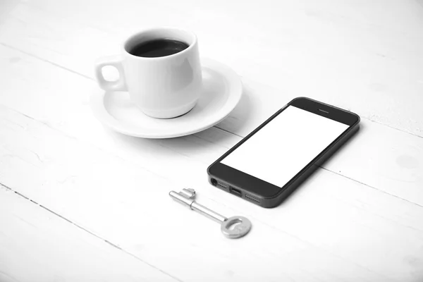 Koffiekopje met telefoon en hoofdkleur zwart-wit — Stockfoto