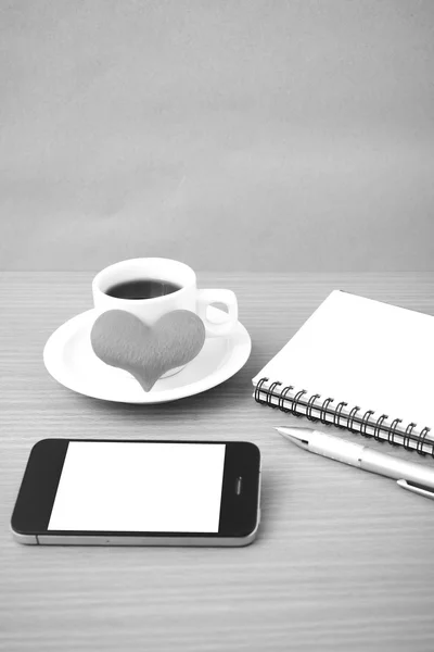 Café, telefone, bloco de notas e coração — Fotografia de Stock