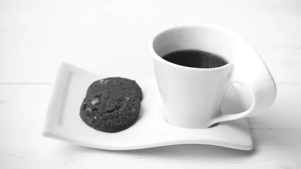 Coffee cup with cookie black and white color — Stock Photo, Image