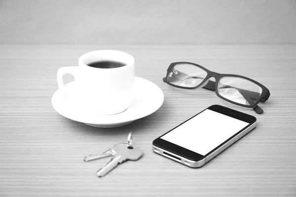 Taza de café y teléfono con llave —  Fotos de Stock
