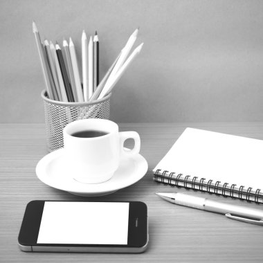 kahve, telefon, not defteri ve renk kalem