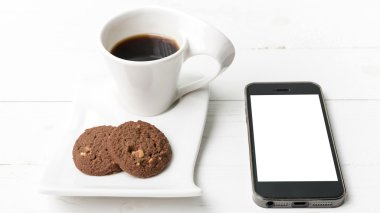 kahve fincanı çerez ve telefon ile