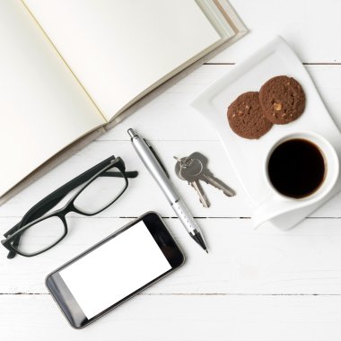 kahve fincanı ile tanımlama bilgisi, telefon, açık defter, anahtar ve gözlük