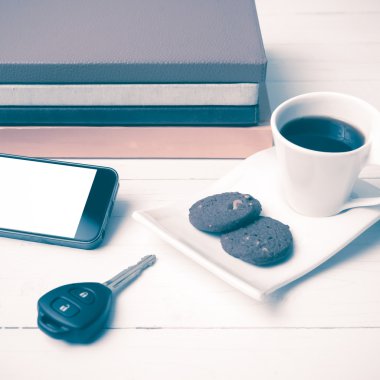 Kahve Kupası ile tanımlama bilgisi, telefon, araba anahtarı ve kitap vintage st yığını