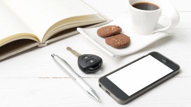 tanımlama bilgisi, telefon, açık defter ve araba anahtarı ile kahve fincanı