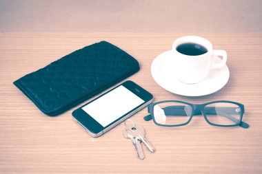 kahve, telefon, anahtar, gözlük ve m-cüzdan