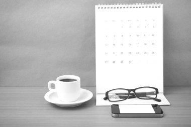 kahve, telefon, gözlük ve takvim