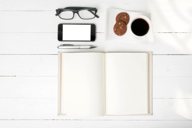 kahve fincanı ile tanımlama bilgisi, telefon, defter ve gözlük