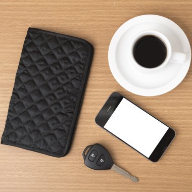 kahve fincanı telefon araba anahtarı ve m-cüzdan ile 
