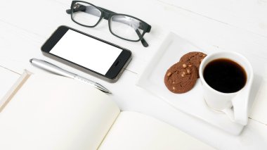 kahve fincanı ile tanımlama bilgisi, telefon, defter ve gözlük