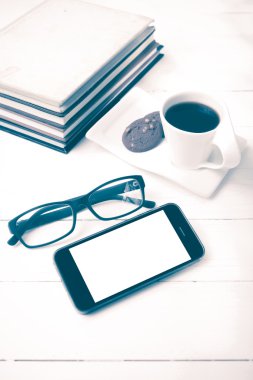 tanımlama bilgisi, telefon, kitap ve gözlük vintag yığını ile kahve fincanı