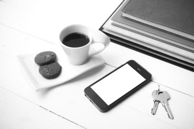 kahve fincanı tanımlama bilgisini, telefon, kitap ve anahtar siyah ve WHI yığını