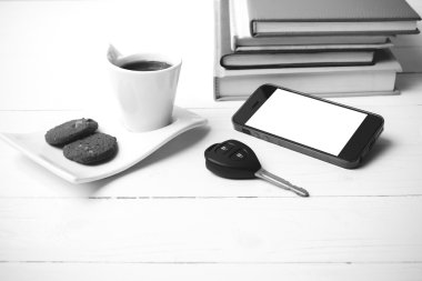 Kahve Kupası ile tanımlama bilgisi, telefon, araba anahtarı ve yığın kitap siyah ve 