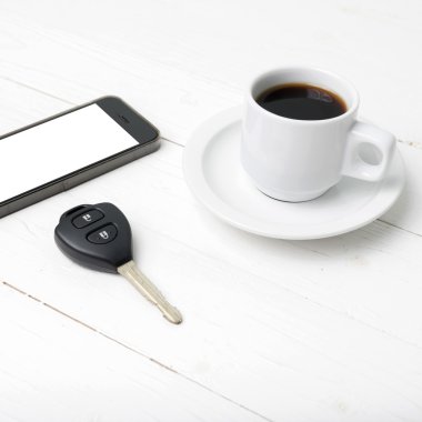 kahve fincanı ile telefon ve araba anahtar